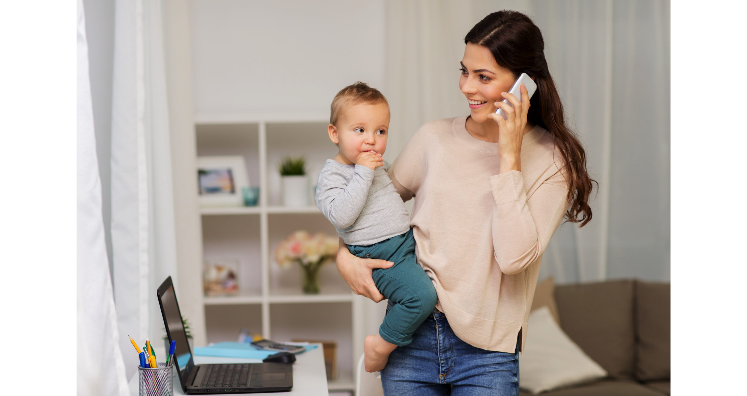 Calling baby. Женщина с ребенком звонит. Бейби колл. Мама в декрете с телефоном. Позвоните дети матерям.